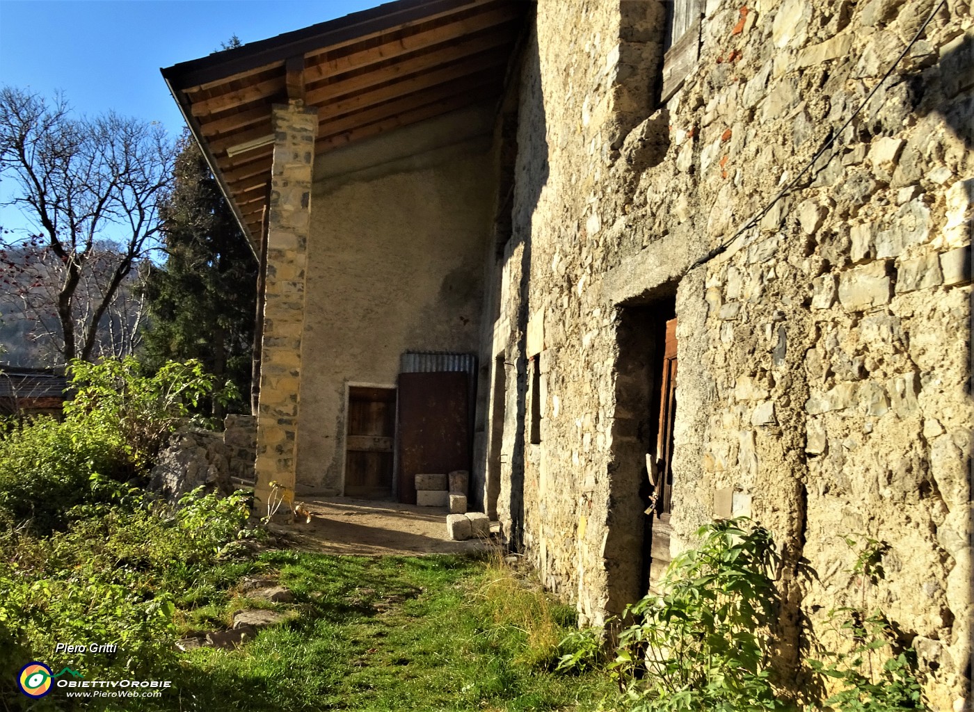 66 Il sent 505 passa accanto alla cascina per poi scendere nel bosco.JPG